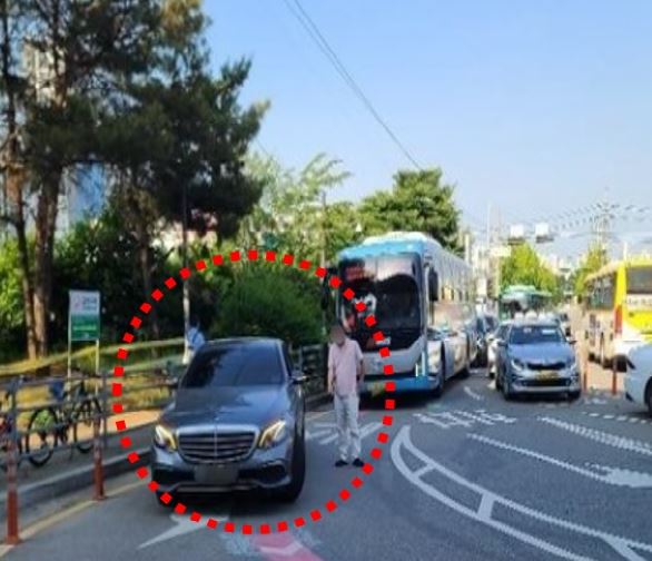 버스 진입로 막고 주차한 벤츠 / 사진 = 보배드림