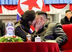 김정은-김주애 과도한 스킨십 논란